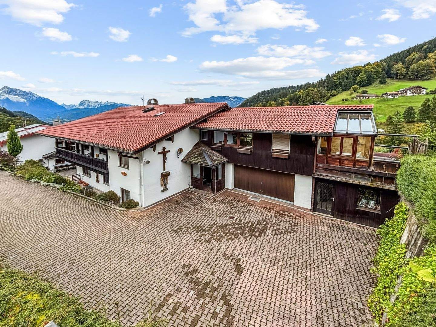 Immobilie in Berchtesgaden - Alpenpanorama inklusive - Großzügiges Wohnhaus mit vielseitigem Potenzial in traumhafter Lage - Bild 2