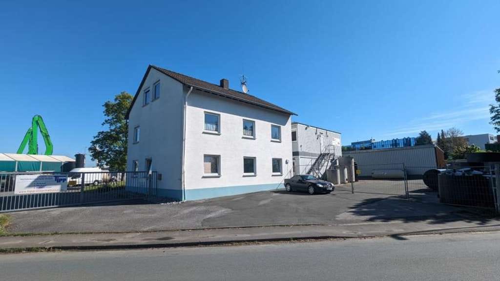 Immobilie in Warburg - Wohnhaus mit großen Hallen für Gewerbenutzung - Bild 1