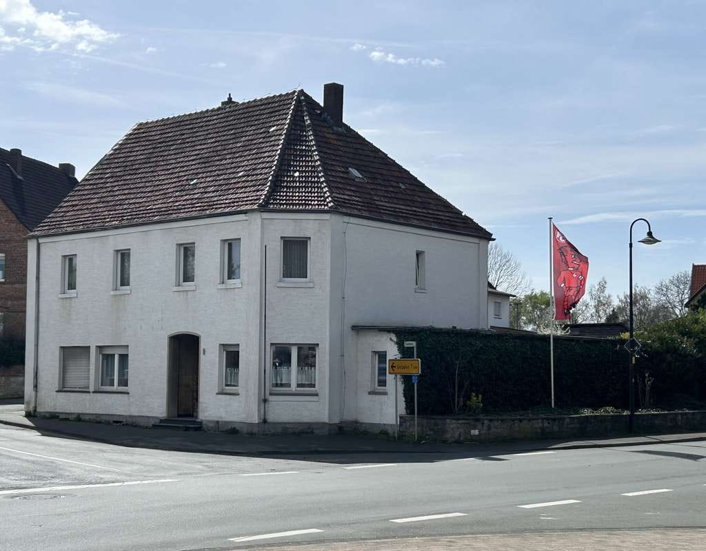 Immobilie in Salzkotten - Zentral im Ortskern: Wohn- & Geschäftshaus mit Saal, großem Grundstück & Entwicklungspotentia - Bild 0