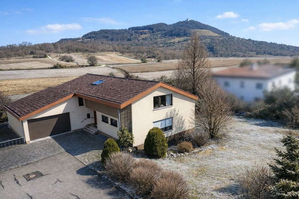 Immobilie in Dettingen unter Teck - Freistehendes Einfamilienhaus mit großem Garten - Bild 0