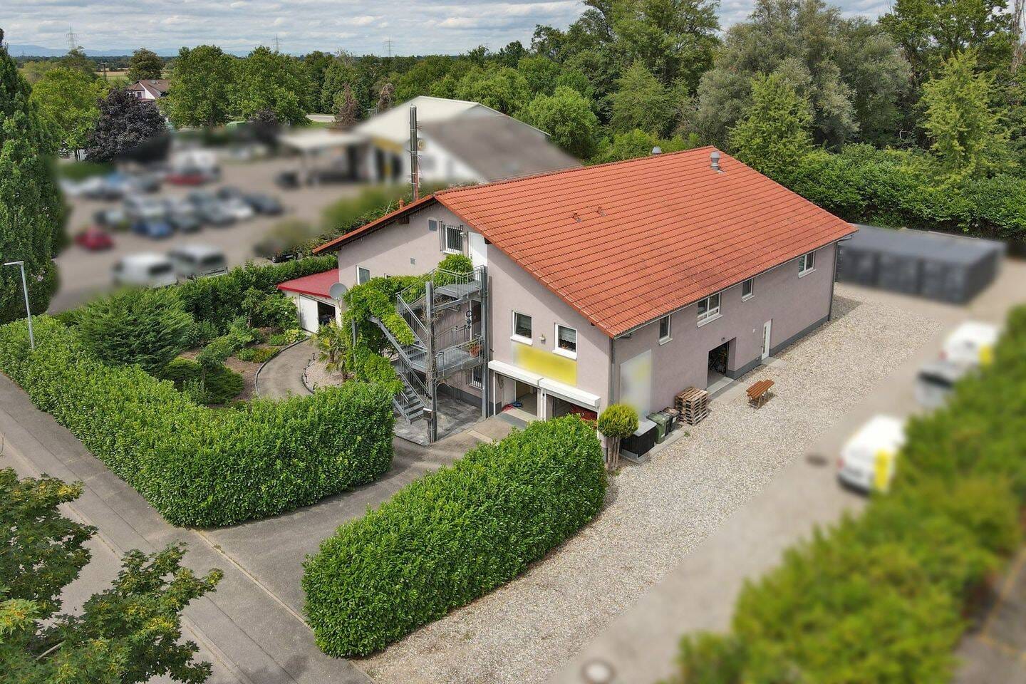 Immobilie in Buggingen - Vielseitiges Wohn- und Geschäftshaus in Buggingen – stilvoll wohnen und arbeiten unter einem Dach - Bild 1