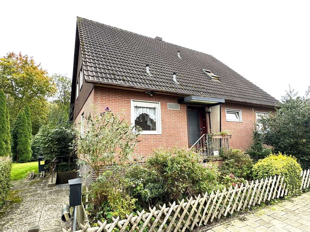 Immobilie in Nienburg/Weser - Gemütliches Einfamilienhaus in ansprechender Wohnlage mit großem Garten, Teich und Garage! - Bild 1
