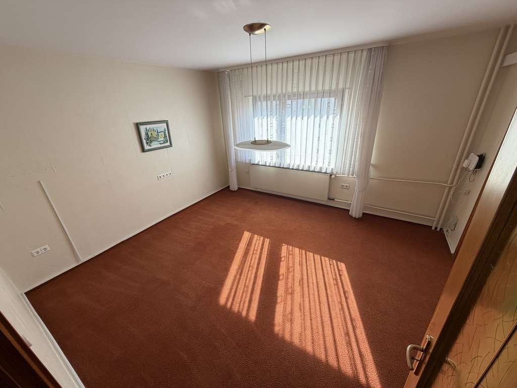 Immobilie in Nußloch - Großzügiges Zweifamilienhaus mit XL-Garten, Garagen & Ausbaureserve! - Bild 2