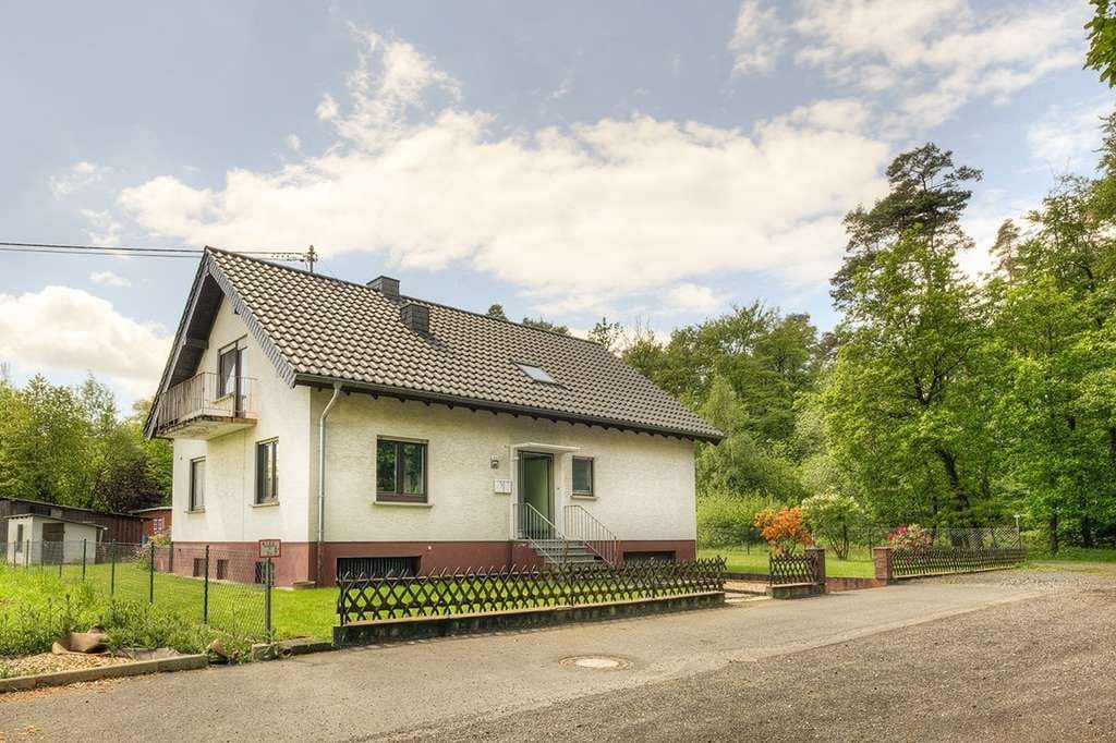 Immobilie in Dürrholz - Geräumiges Zweifamilienhaus in einzigartiger Waldrandlage von Dürrholz-Muscheid! - Bild 1