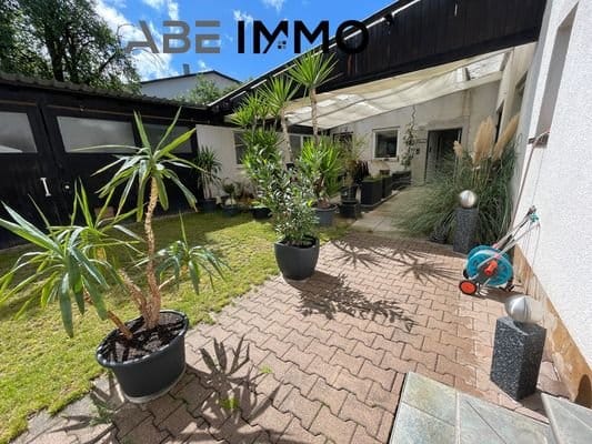 Immobilie in Zöschingen - Haus mit 2 großen Whg., Büroräumen und großer Halle für Gewerbe - Bild 0