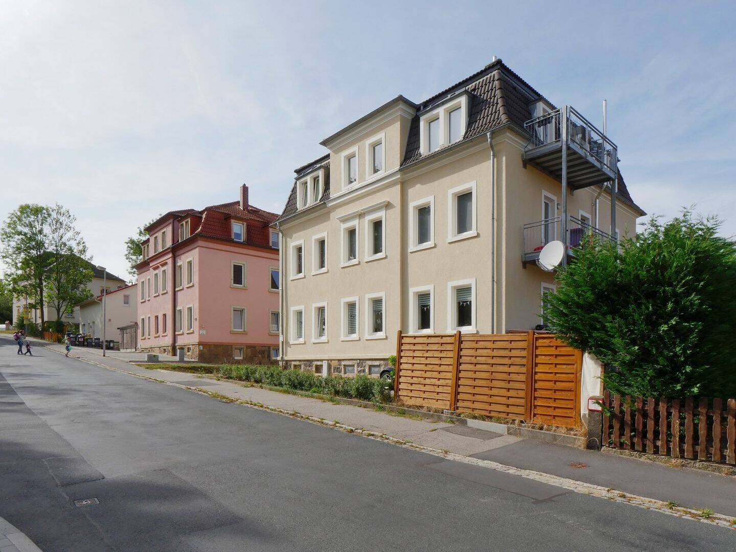 Immobilie in Freital - Balkon - Laminat - Kamin - Wanne/Dusche - Gäste-WC - 2 Stellplätze - 4 Zimmer Wohnung Freital kaufen - Bild 1