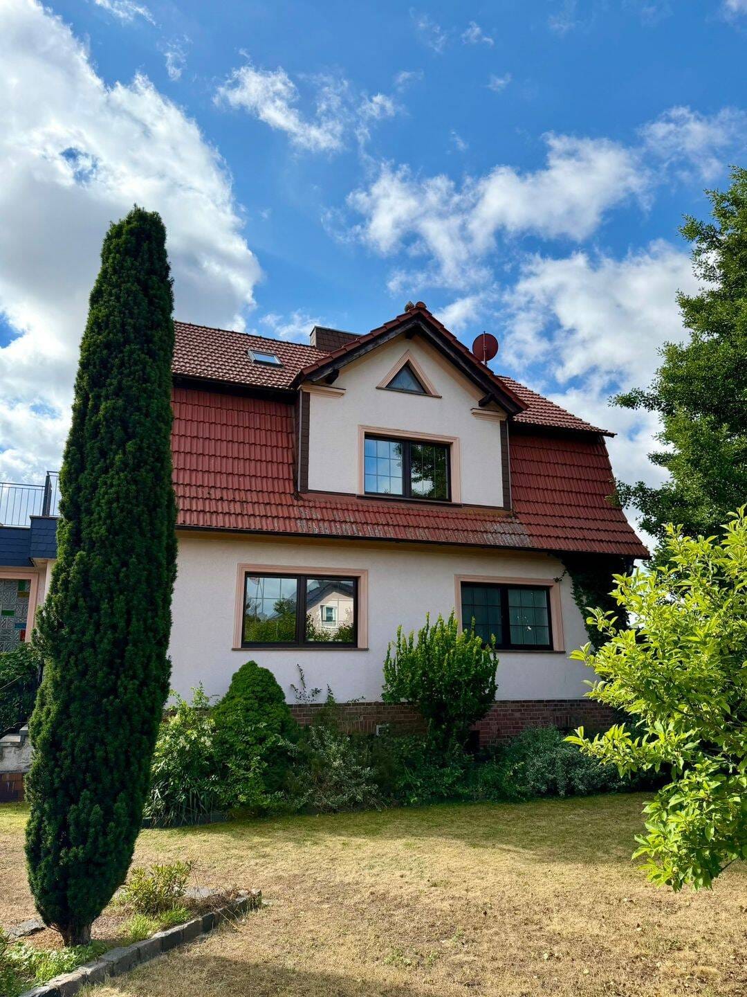 Immobilie in Jessen (Elster) - Gepflegtes Mehrfamilienhaus mit großem Grundstück, Nebengebäude, PV-Anlage und vielfältigen Nutzungsmöglichkeiten - Bild 1