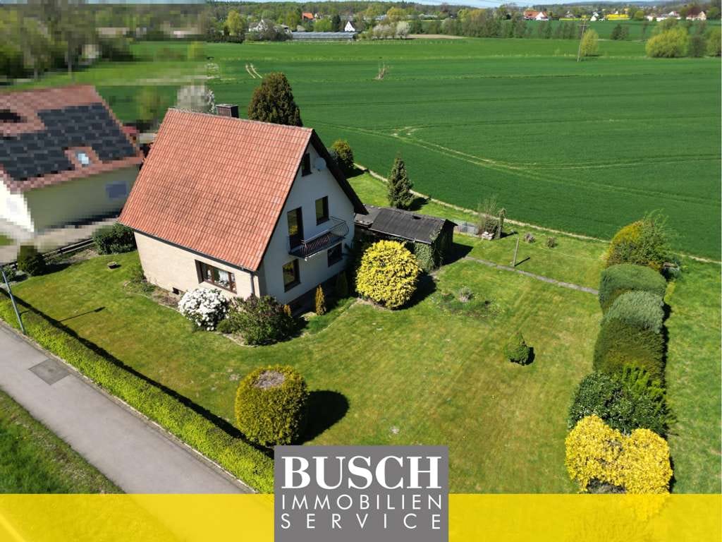 Immobilie in Leopoldshöhe - Ihr Familienprojekt: viel Land, viel Potenzial, klare Chance.
Einfamilienhaus mit zwei Garagen - Bild 0