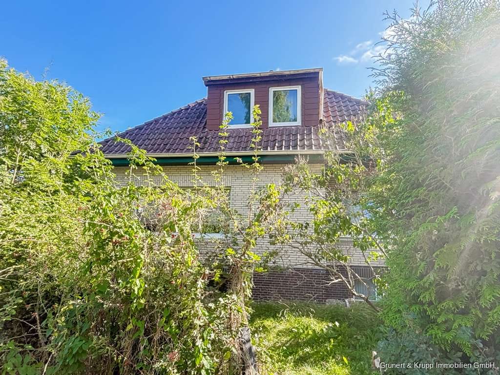 Immobilie in Grömitz - Renovierungsbedürftiges Einfamilienhaus/Gästehaus in eingewachsener Wohngegend - Bild 1