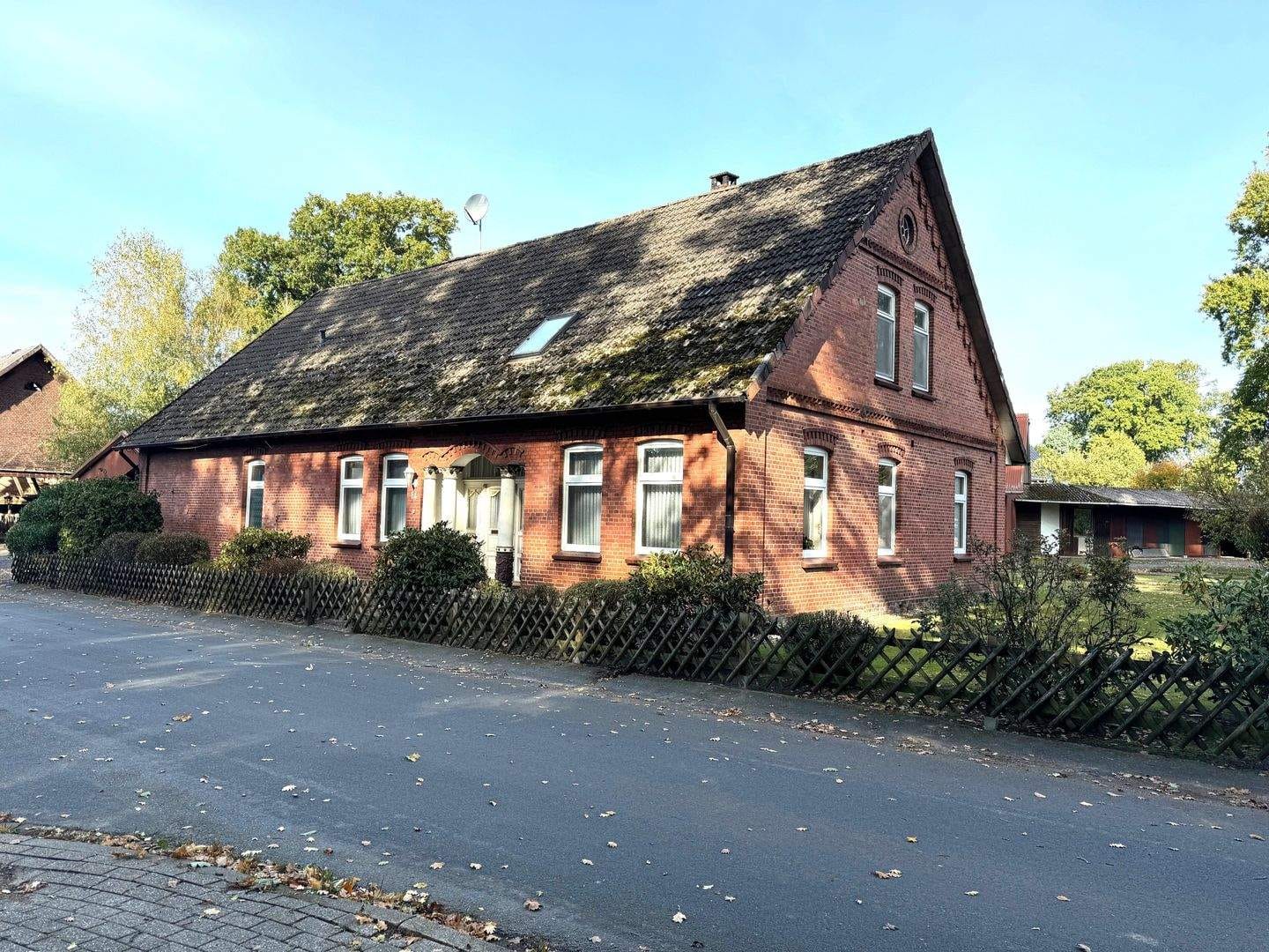Immobilie in Bremervörde - Historisches Wohnhaus mit Nebengebäude und Garage - Bild 0