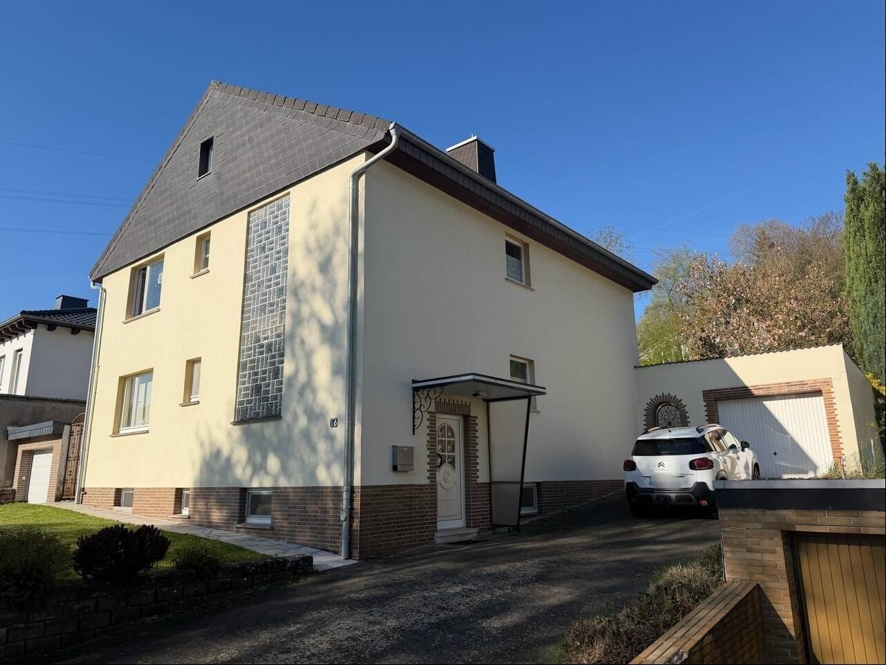 Immobilie in Philippsthal - Zweifamilienhaus mit 2 Garagen in traumhafter Südlage von Heimboldshausen - Bild 0