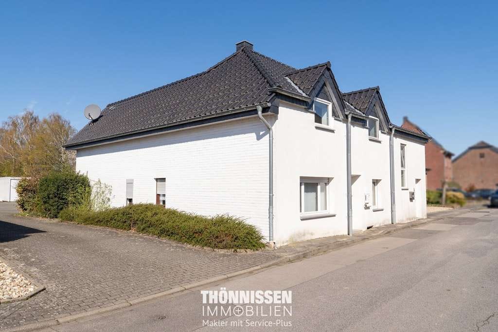 Immobilie in Wegberg - Wohnen & Investieren vereint: Charmantes 2-Familienhaus mit Ausbaupotenzial in Wegberg-Holtum - Bild 0