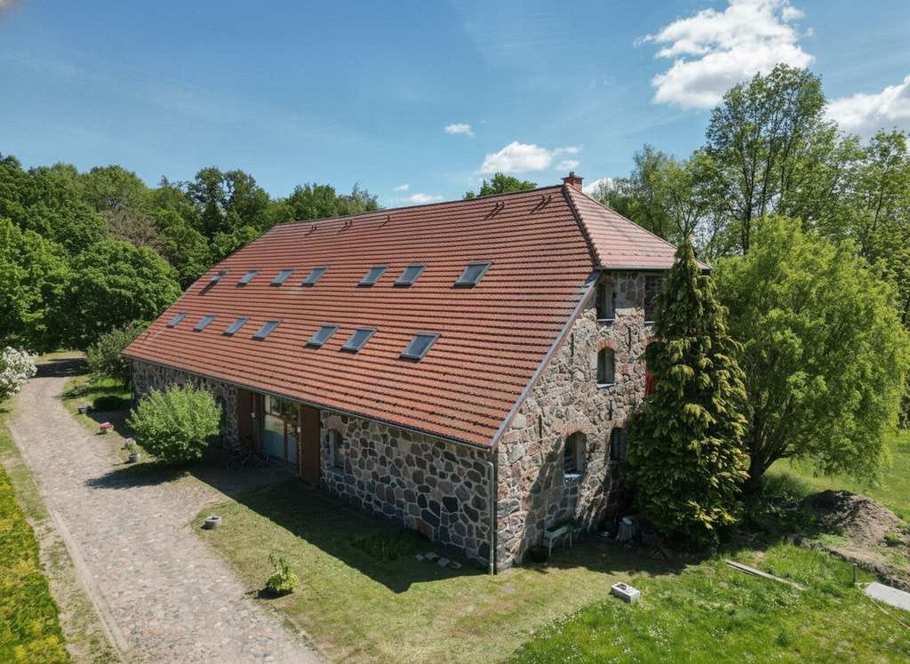 Immobilie in Karlsburg - Naturnah wohnen mit Stil – großzügige Wohnung in kernsaniertem Feldsteinhaus - Bild 1