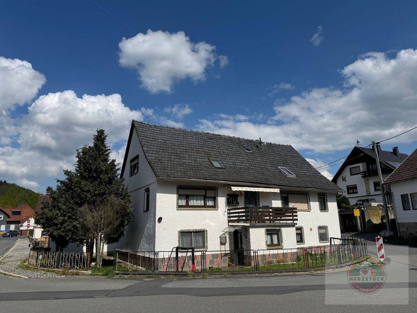 Immobilie in Frankenblick - Gemütliches Einfamilienhaus mit viel Platz, zwei Doppelgaragen & vielseitigen Nutzungsmöglichkeiten in Frankenblick - Bild 0