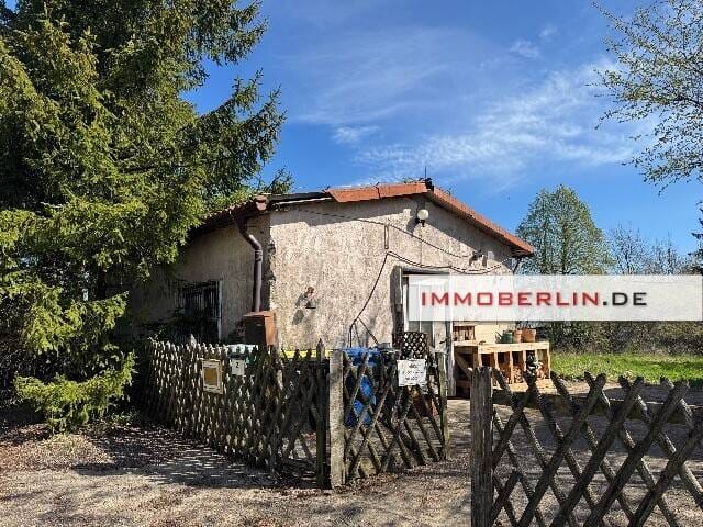 Immobilie in Strausberg - IMMOBERLIN.DE - Sanierungsgelegenheit! Charaktervolles Haus & Nebengebäude auf Südgrundstück - Bild 0