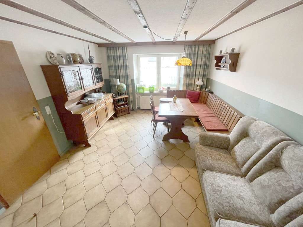 Immobilie in Schillingen - Vielseitiges Einfamilienhaus mit  
7 Zimmern, saniertem Bad, Garage und Schuppen - Bild 2