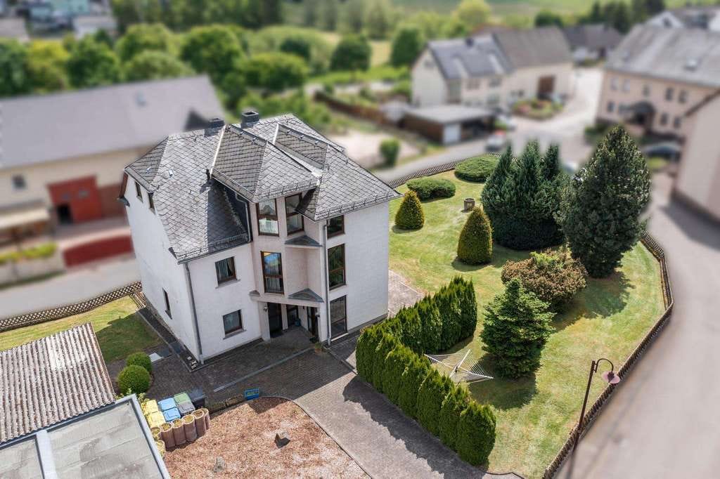 Immobilie in Kisselbach - Gepflegtes Dreifamilienhaus mit Anbau und Garagenhof auf weitläufigem Baugrundstück - Bild 3