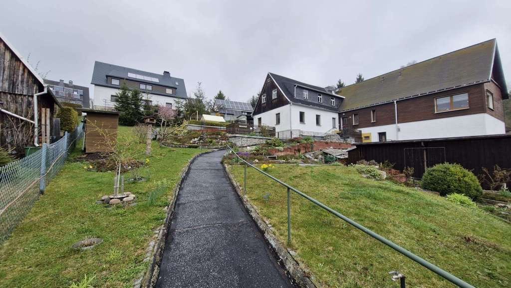 Immobilie in Schwarzenberg/Erzgebirge - Großes Einfamilienhaus mit Ausbauoption in ruhiger Lage! - Bild 1