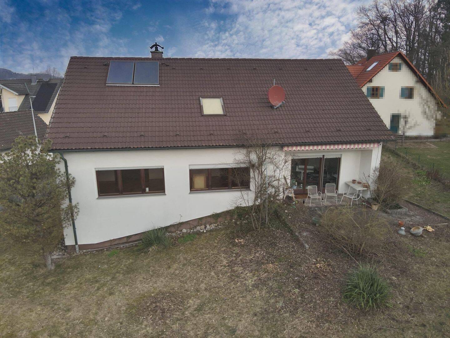 Immobilie in Hallerndorf - Viel Raum zum Leben: Einfamilienhaus mit großzügigem Grundstück - Bild 2