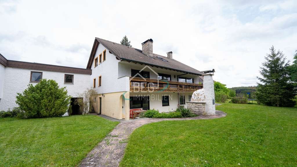 Immobilie in Fichtenau - Großzügiges Zweifamilienhaus mit Garten und Doppelgarage in ruhiger, naturnaher Lage - Bild 1
