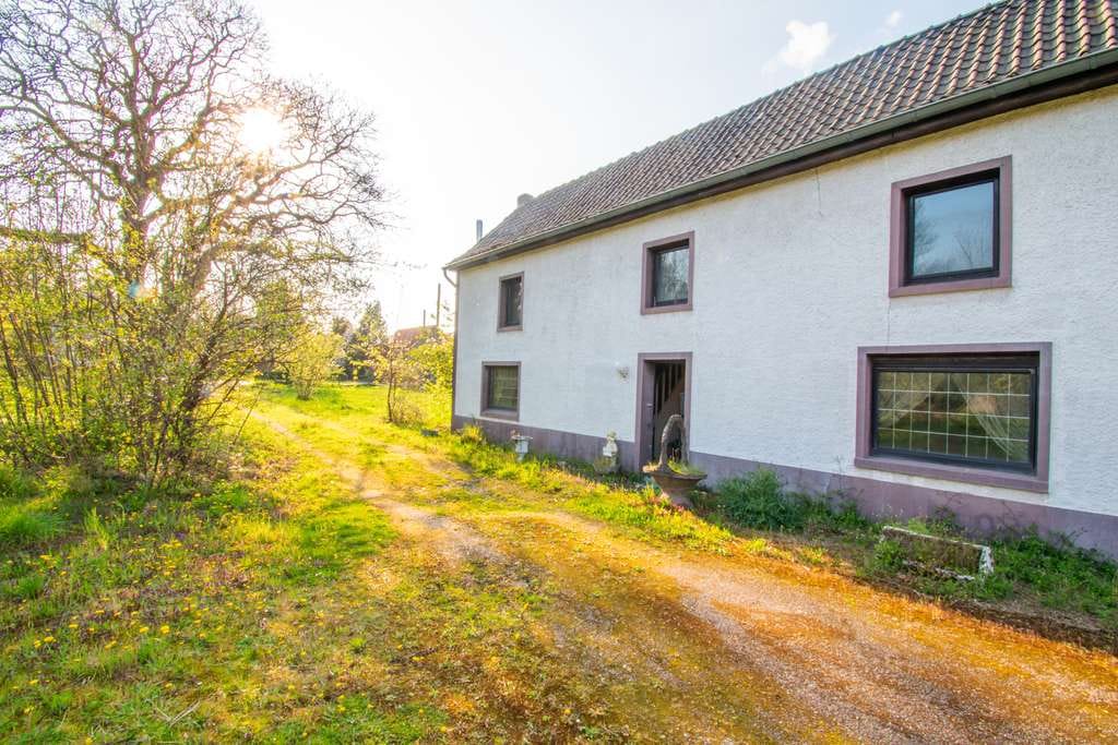 Immobilie in Neukirchen-Vluyn - Freistehendes, sanierungsbedürftiges EFH mit großzügiger Anbau-Option auf über 4.000 m2 Grundstück - Bild 2