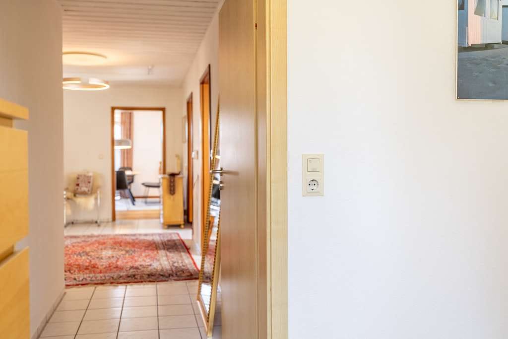 Immobilie in Türkheim - Wohnen mit Charme unter dem Dach – 4-Zimmer-Wohnung mit Westbalkon, Garage und Kaminofenanschluss - Bild 2