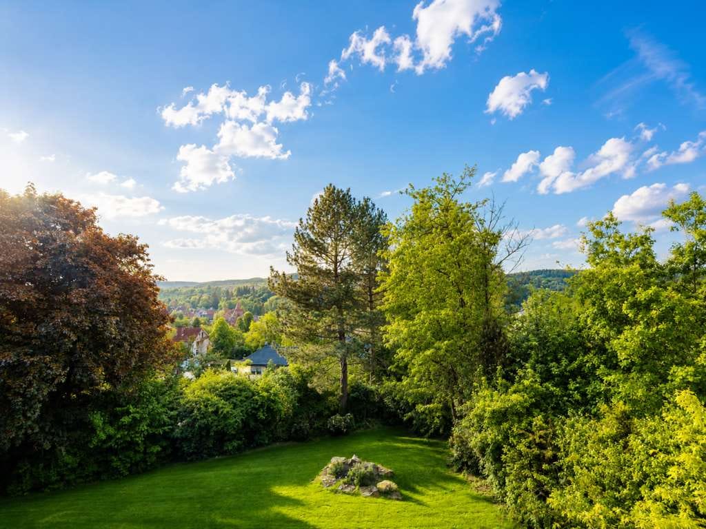 Immobilie in Tiefenbronn - Wohnen mit Weitblick – Architektenhaus mit Einliegerwohnung in begehrter Hanglage - Bild 2