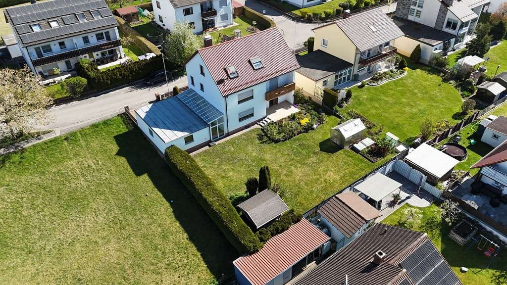 Immobilie in Wehringen - Charmantes Einfamilienhaus mit Einliegerwohnung und viel Platz mit Alpenblick - Bild 2