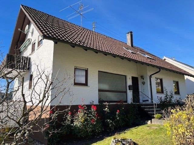 Immobilie in Meßstetten - Tieringen - Großes, vielseitig nutzbares Wohnhaus (2-FH, Wohnen u. Arbeiten unter einem Dach) in toller, unverbaubarer Aussichtslage! - Bild 0