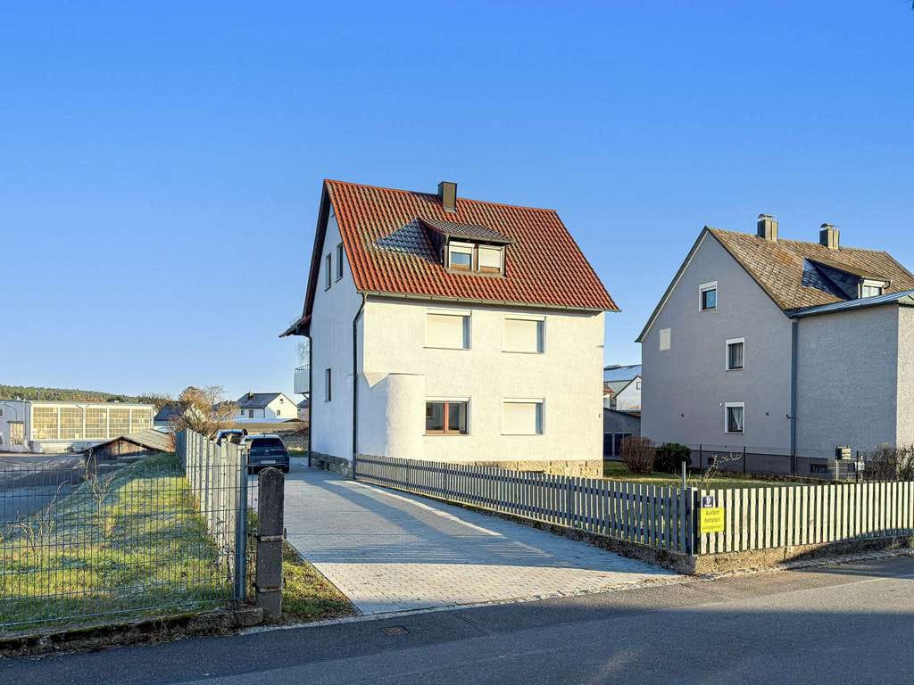 Immobilie in Grafenwöhr - 7,21 % Rendite! Hochwertig renoviertes Dreifamilienhaus mit Carport und großem Grundstück - Bild 1
