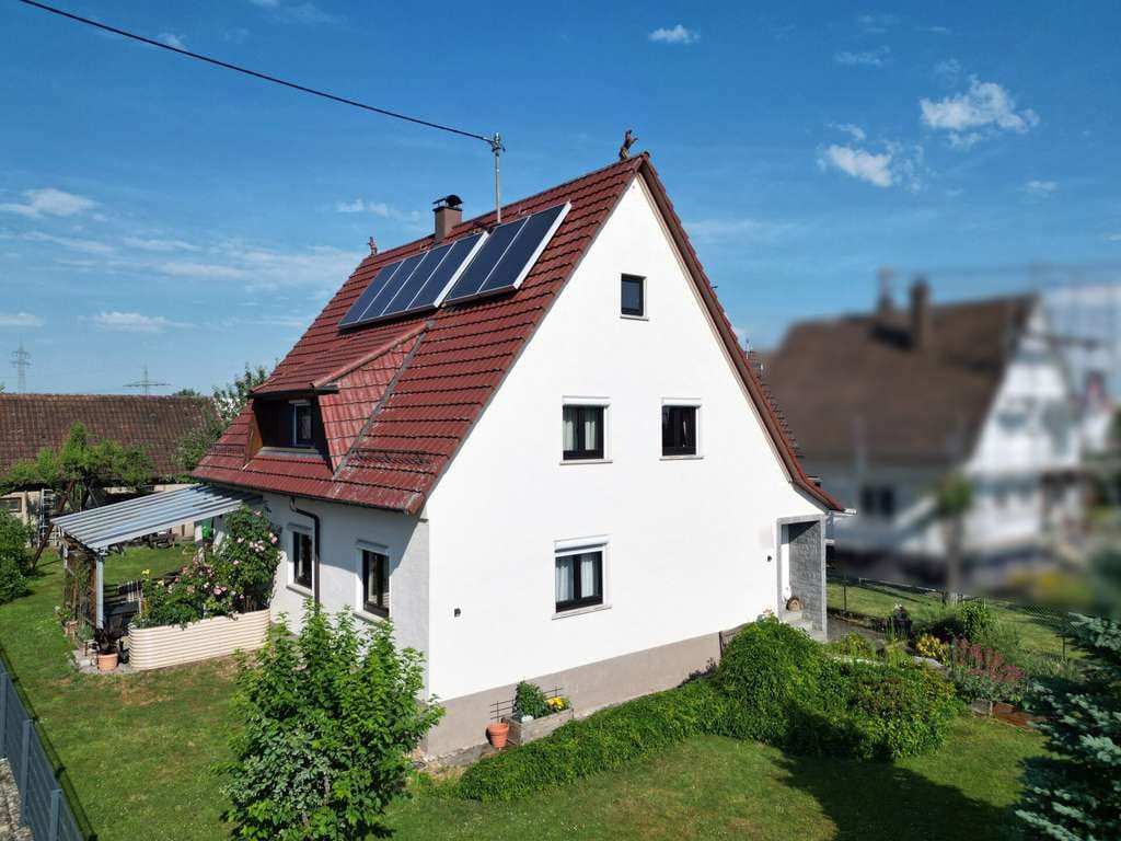 Immobilie in Aldingen - Doppelt wohnen, einfach glücklich.
2 Wohnungen. 6 Zimmer auf 163 m².
Gartenoase. Terrassen. Garage - Bild 0