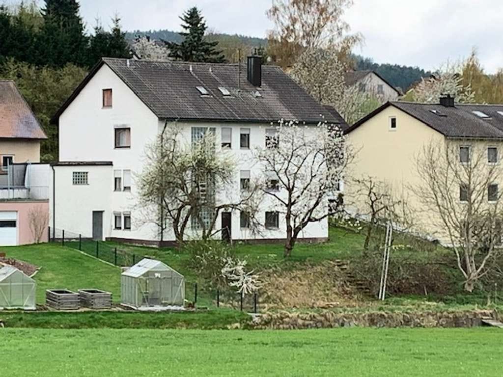 Immobilie in Oberviechtach - Zweifamilienhaus mit viel Potenzial und Platz in Oberviechtach - Bild 3