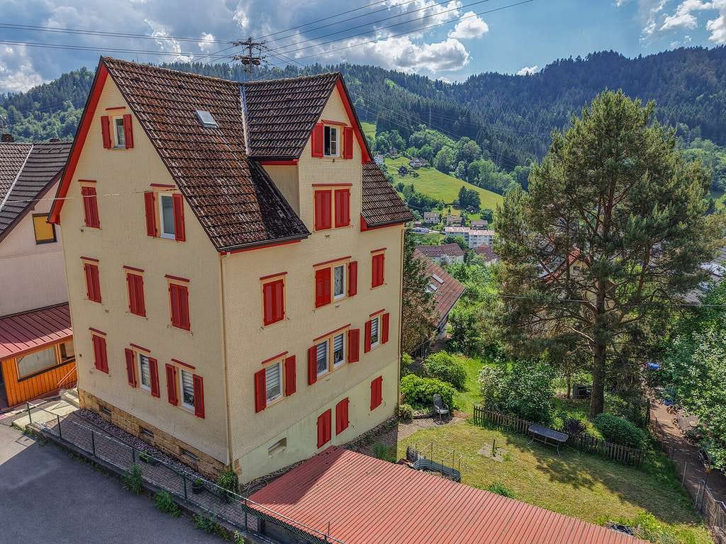 Immobilie in Schramberg - Kapitalanlage mit traumhaftem Schwarzwaldblick!
Mehrfamilienfamilienhaus mit 4 Einheiten! - Bild 2