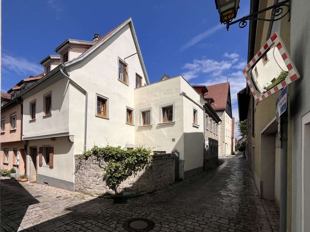 Immobilie in Ochsenfurt - Charmantes denkmalgeschütztes Einfamilienhaus im Herzen von Ochsenfurt - Bild 0