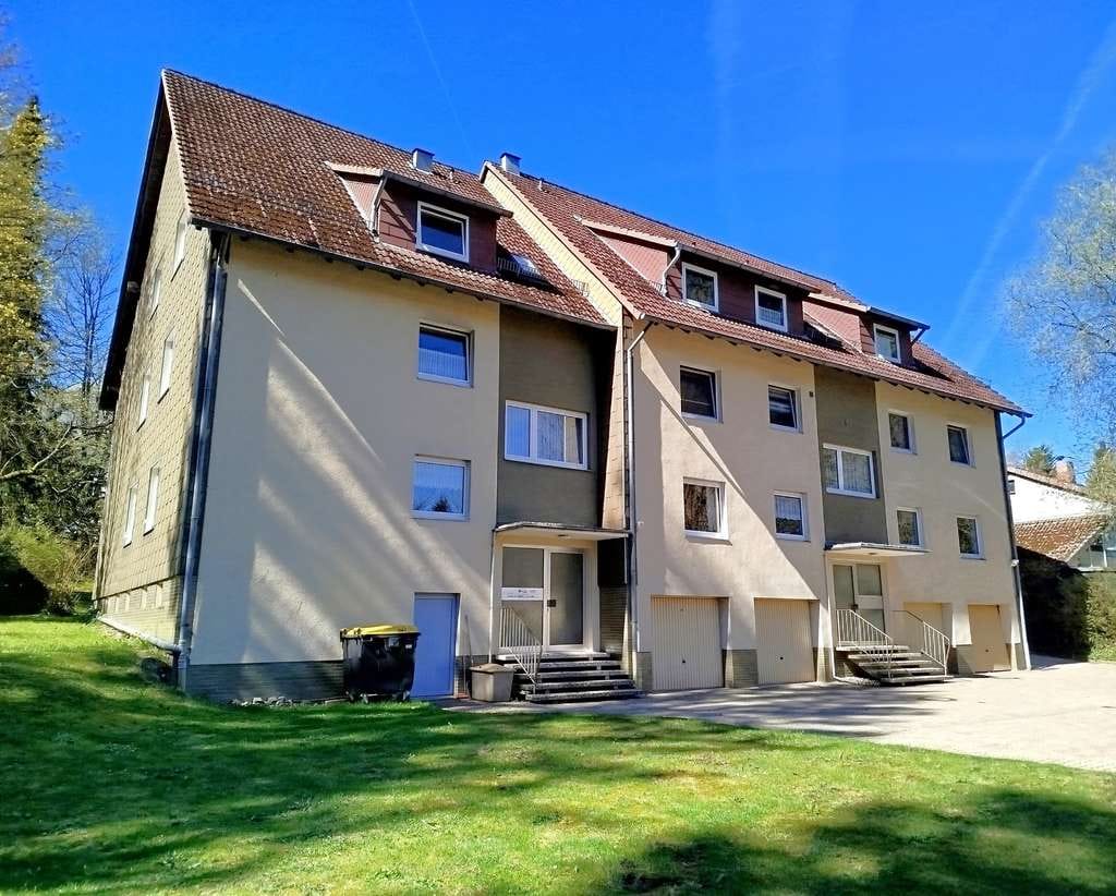 Immobilie in Clausthal-Zellerfeld - Faktor 10: Vermietete Eigentumswohnung mit 3 Zimmern, Balkon & Garage - Bild 0