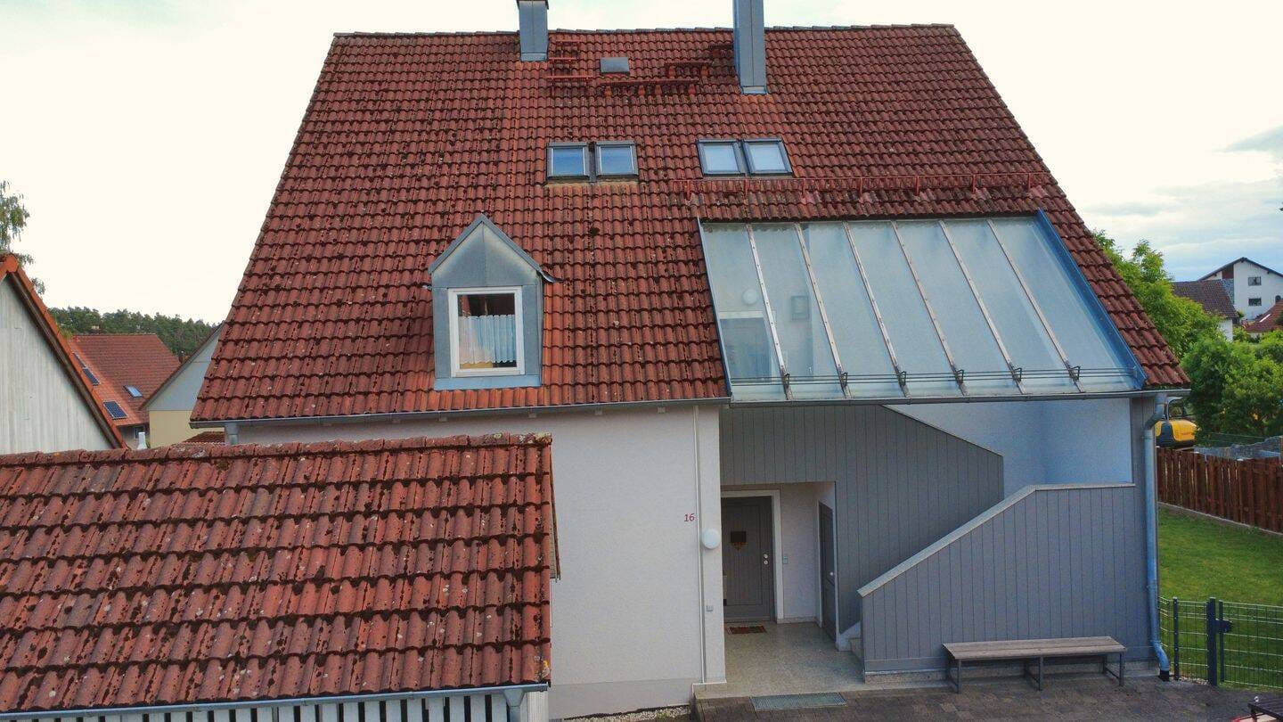Immobilie in Maxhütte-Haidhof - Wohnen auf zwei Ebenen I freiwerdende 3-Zimmer-Wohnung mit guter Ausstattung und zwei Bädern I Balkon, Stellplatz, Keller und eigenem Dachspitz - Bild 2