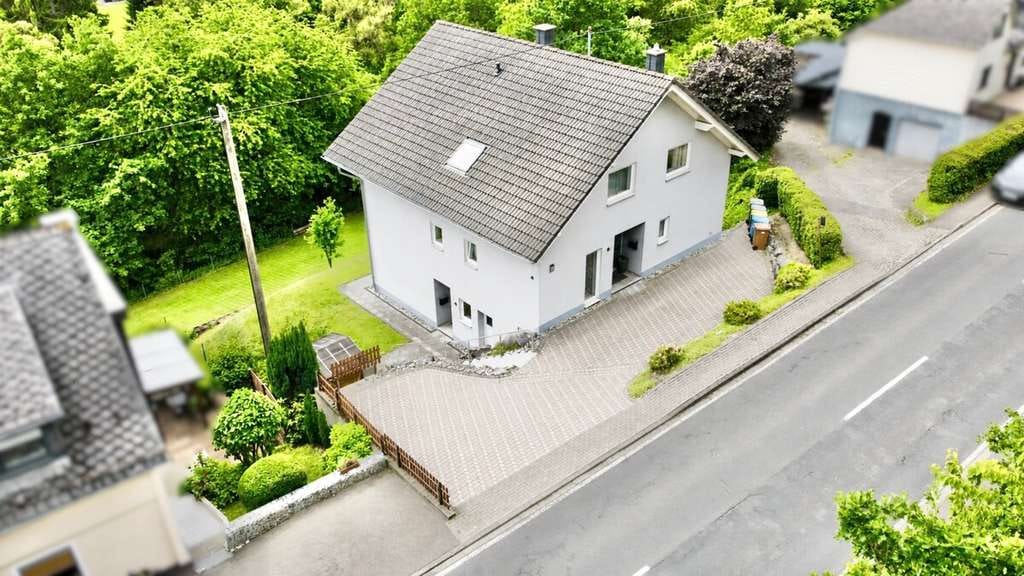 Immobilie in Kirchen (Sieg) - **Neuwertiges Einfamilienhaus mit Einliegerwohnung im begehrten Ortsteil von Kirchen** - Bild 2