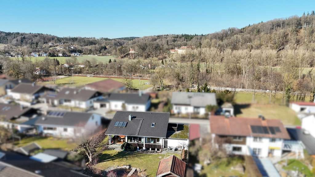 Immobilie in Winhöring - Ein Ort voller Licht und Raum: Idyllisches Einfamilienhaus mit Einliegerwohnung und Gartenzauber - Bild 2