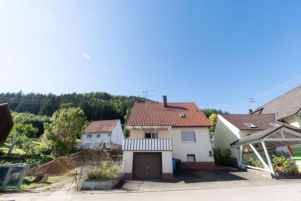 Immobilie in Nusplingen - Flexibles Wohnhaus mit 2 Wohnebenen, Balkon & Entwicklungspotenzial in Nusplingen - Bild 0