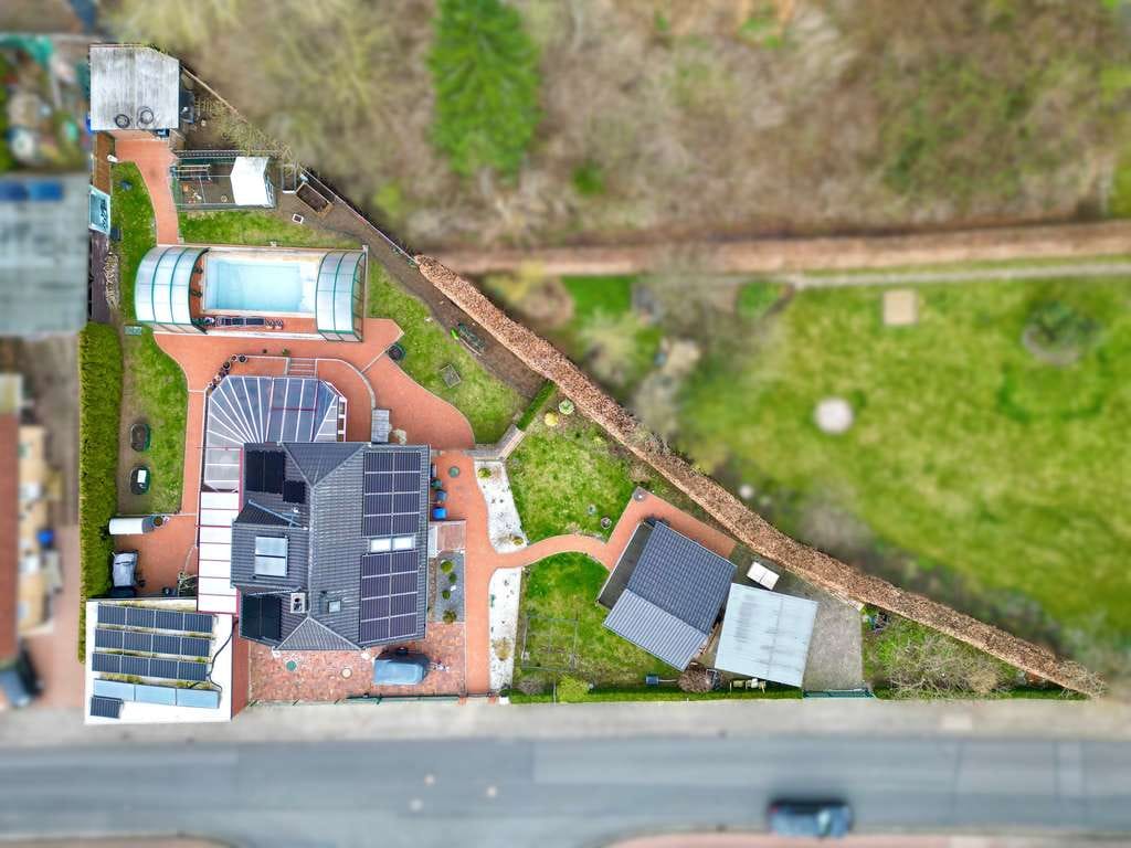 Immobilie in Mariental - Hochwertiges Einfamilienhaus mit Poolhaus, Sauna und Doppelgarage in Mariental - Bild 2