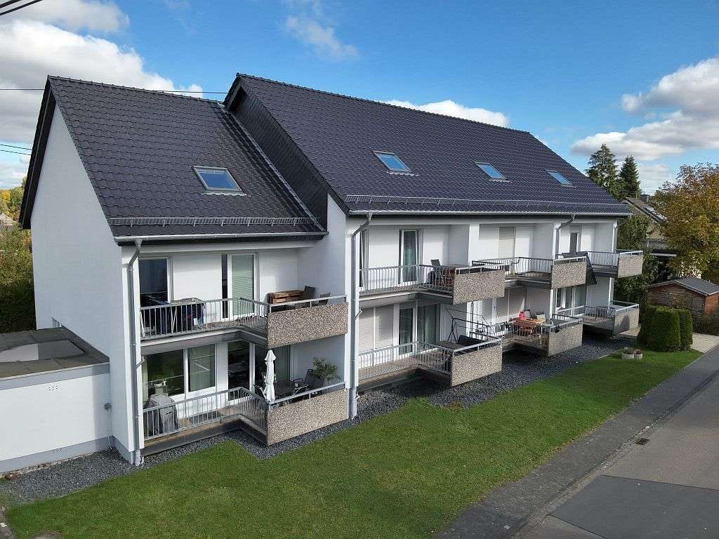 Immobilie in Großmaischeid - Reihenhauskomplex mit Garagen und Stellplätzen nahe dem Ortsrand - Bild 0