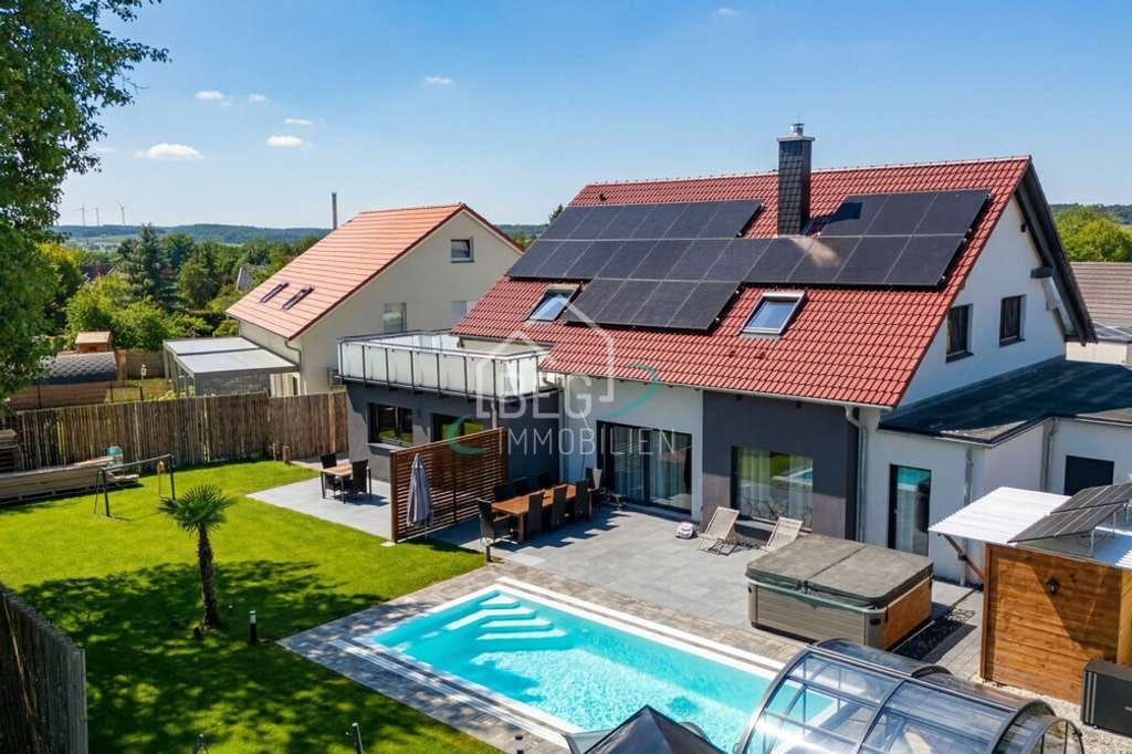 Immobilie in Kirchberg an der Jagst - Exklusives Einfamilienhaus mit Einliegerwohnung, nachhaltigem Energiekonzept und privater Wellnessoa - Bild 0