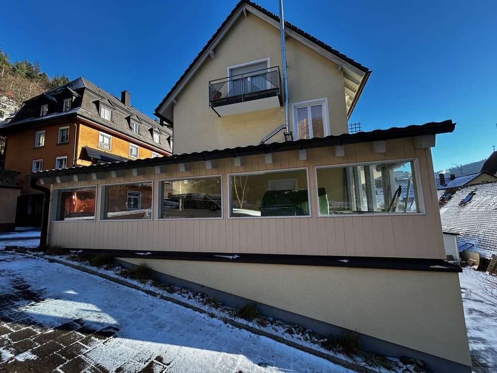 Immobilie in Triberg im Schwarzwald - Attraktive Kapitalanlage mit Mehrwert: 4 Wohneinheiten, 387 m², Sauna & nachhaltige Top-Ausstattung - Bild 3