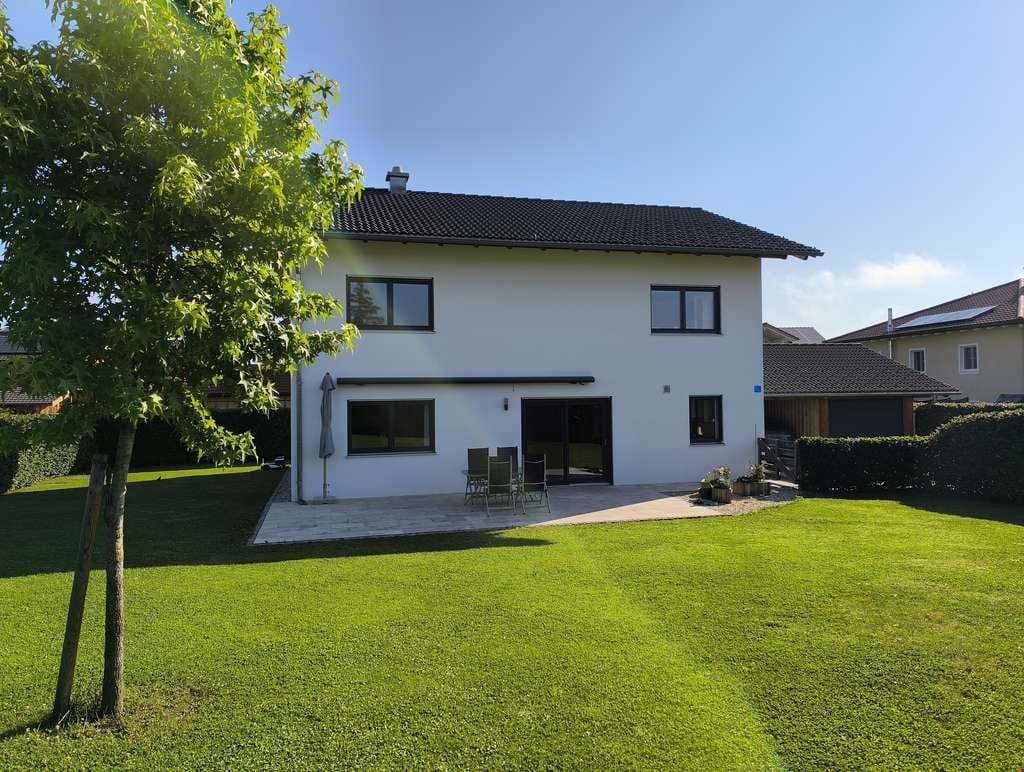 Immobilie in Fridolfing - Familienfreundliches Einfamilienhaus in bevorzugter, sonniger Siedlungslage von Fridolfing zu verkaufen ! - Bild 2