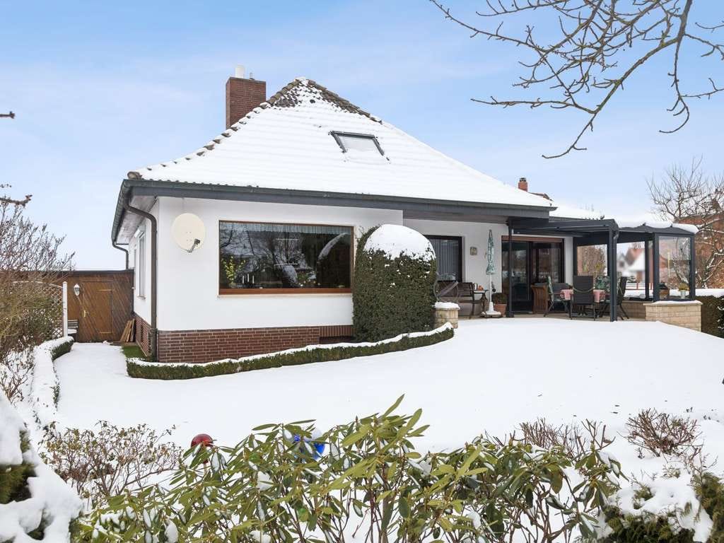 Immobilie in Nordstemmen - Großzügiger Bungalow als Mehrgenerationshaus mit Einliegerwohnung, Garage und Carport in Nordstemmen - Bild 1