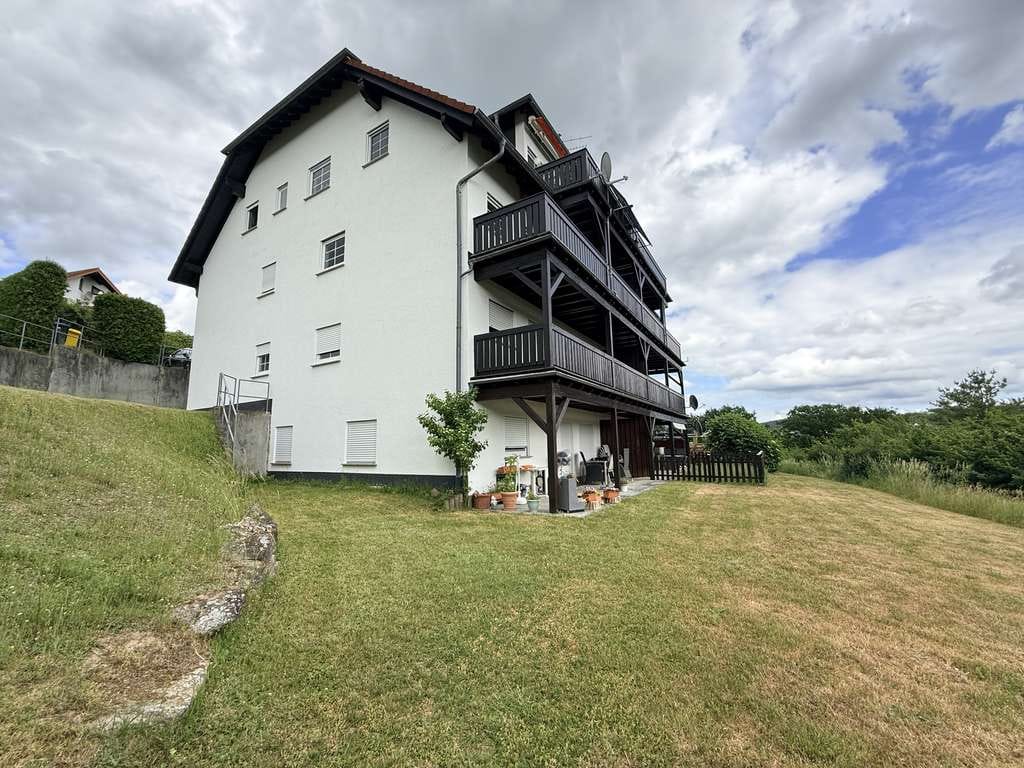 Immobilie in Grävenwiesbach - Stilvolle 4-Zimmer-Wohnung mit Balkon, Kamin und traumhaftem Weitblick in naturnaher Lage! - Bild 2