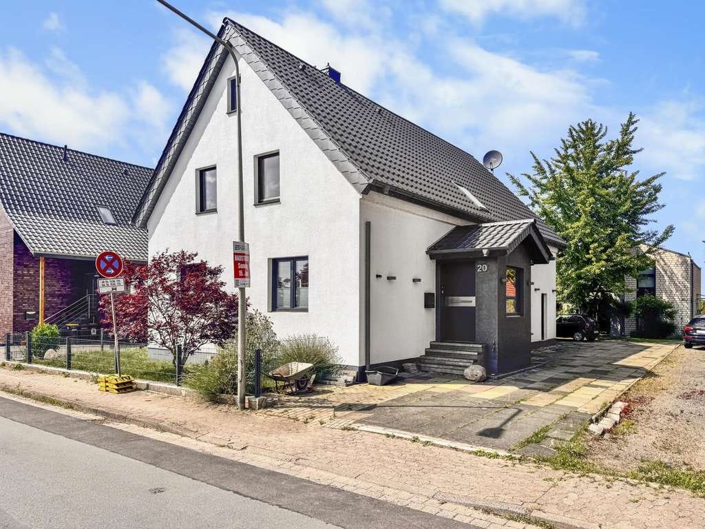Immobilie in Wunstorf - Ein- oder Zweifamilienhaus mit Smart Home – Obergeschoss mit Potenzial - Bild 0