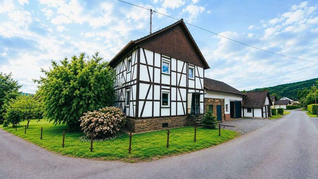 Immobilie in Windeck - Fachwerkhaus mit massivem Scheunenanbau in idyllischer Lage an der Sieg - Bild 0