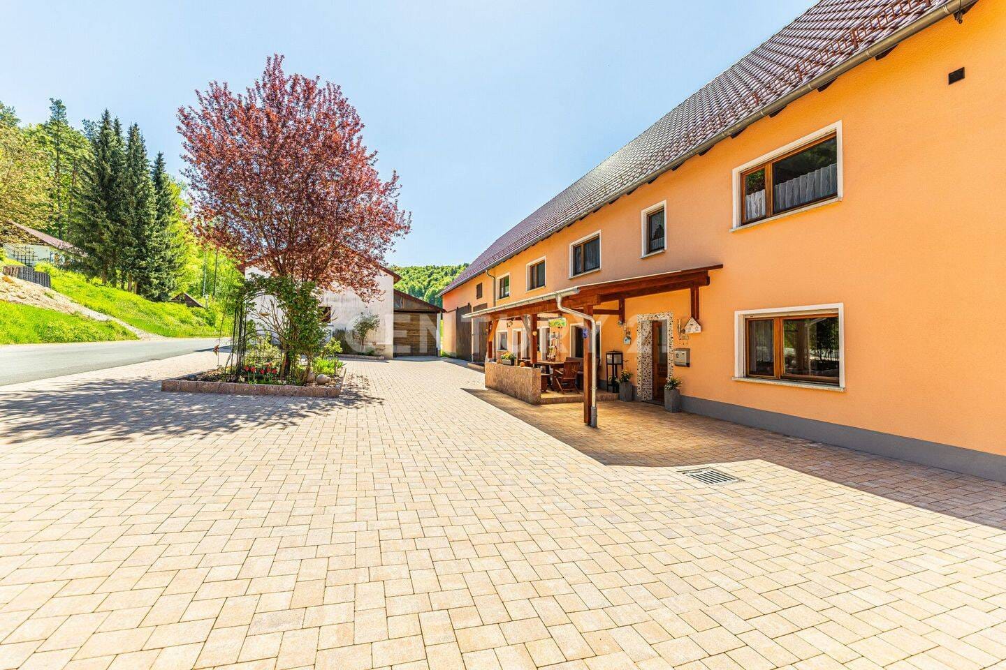 Immobilie in Hartenstein - Vielseitiges Anwesen mit großem Grundstück – Wohnen, Arbeiten, Gestalten - Bild 1