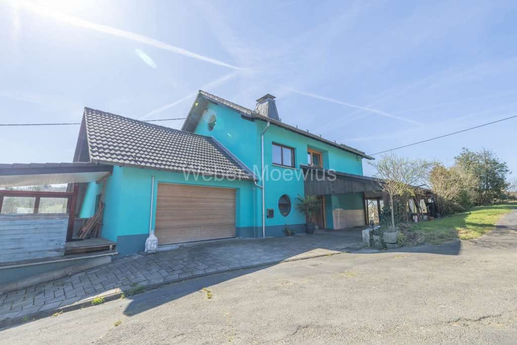 Immobilie in Morsbach - Modernisiertes Einfamilienhaus in freistehender Lage mit zwei Garagen, Carport und Einliegerbereich - Bild 4